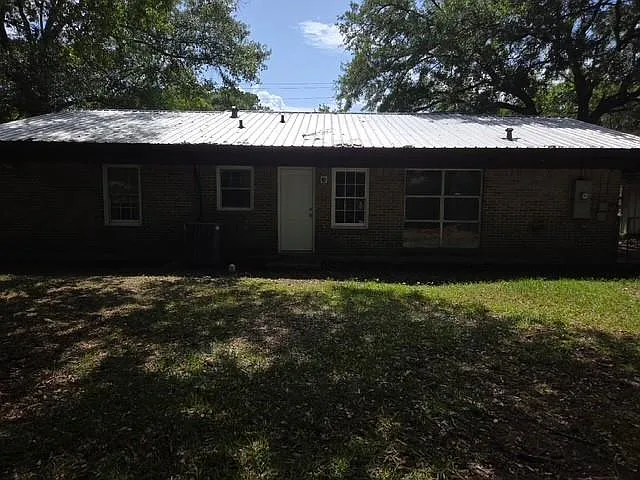 4 bed, 1.5 bath, 1189 sqft, $1,550 — Photo 3