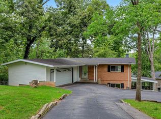 555 Happy Ct, Ballwin, MO