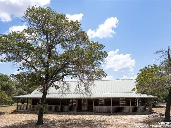 1258 Flash Circle, Luling, TX 78648