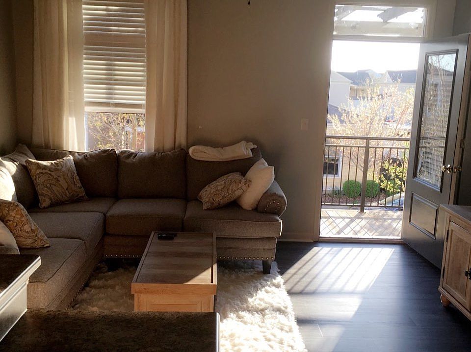 Living room - door to deck