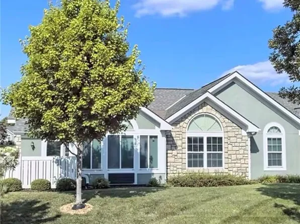 7131 Meadowsweet Ln, Shawnee, KS 66227