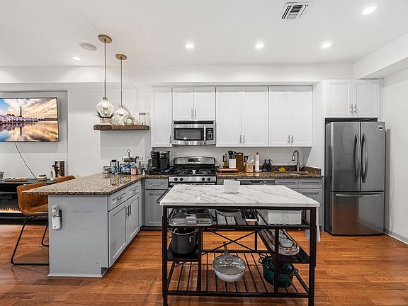 4th image of 307 1st St APT 2