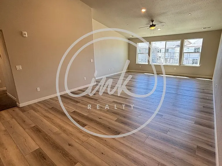 608 Crossing Cir — Photo 2