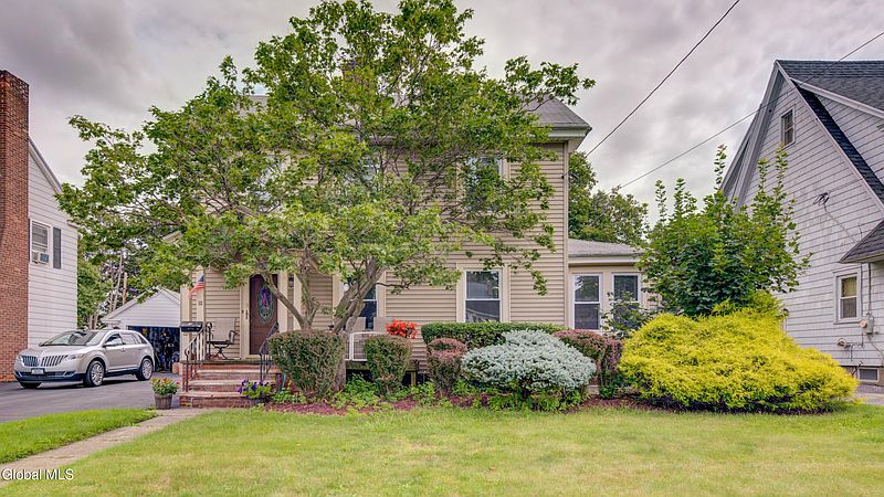 3rd image of 10 East Boulevard