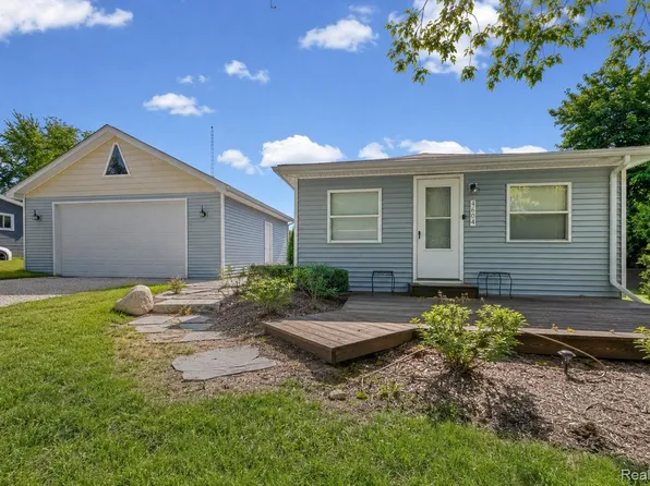 4694 Lakeborn Dr, White Lake, MI 48383