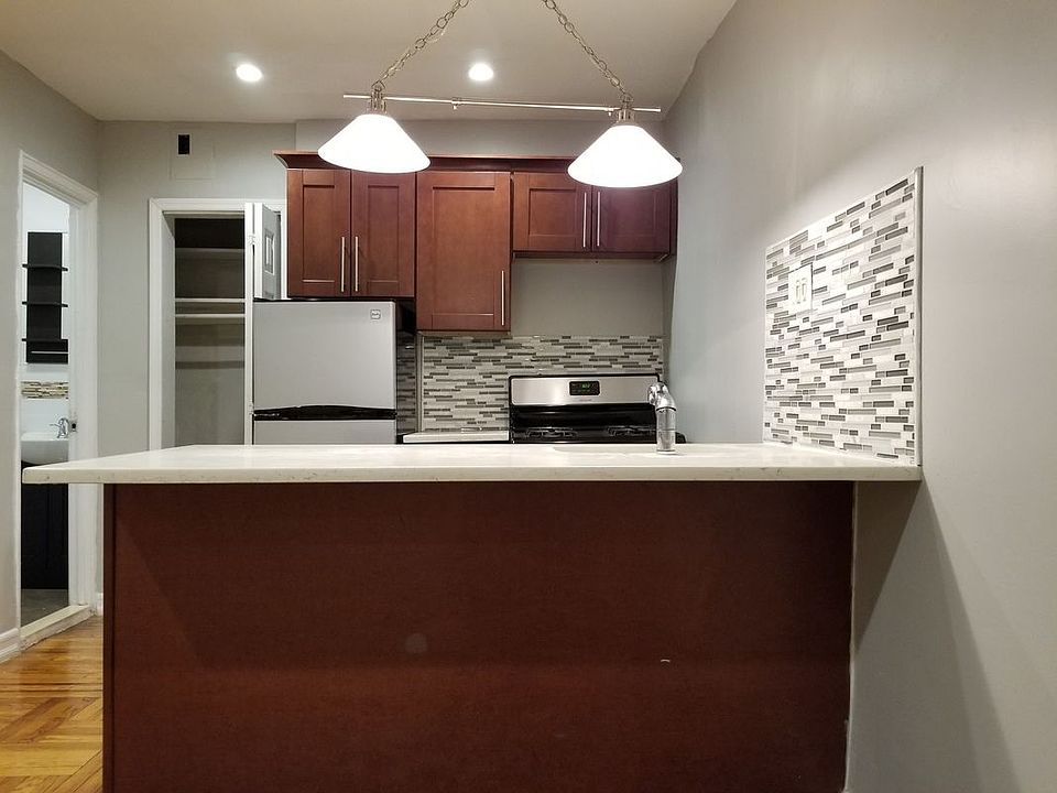 2nd image of 2876 Jerome Ave #E5