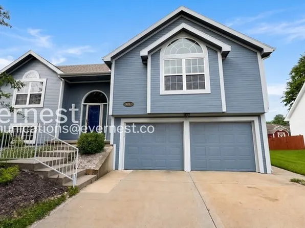 2217 Magnolia Dr, Leavenworth, KS 66048