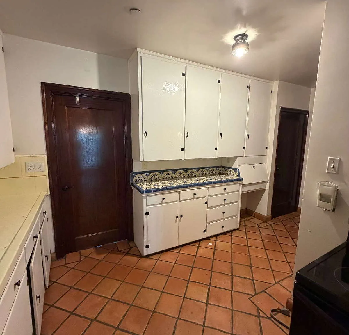 5 bed, 2.0 bath, 2402 sqft, $2,550 — Photo 3