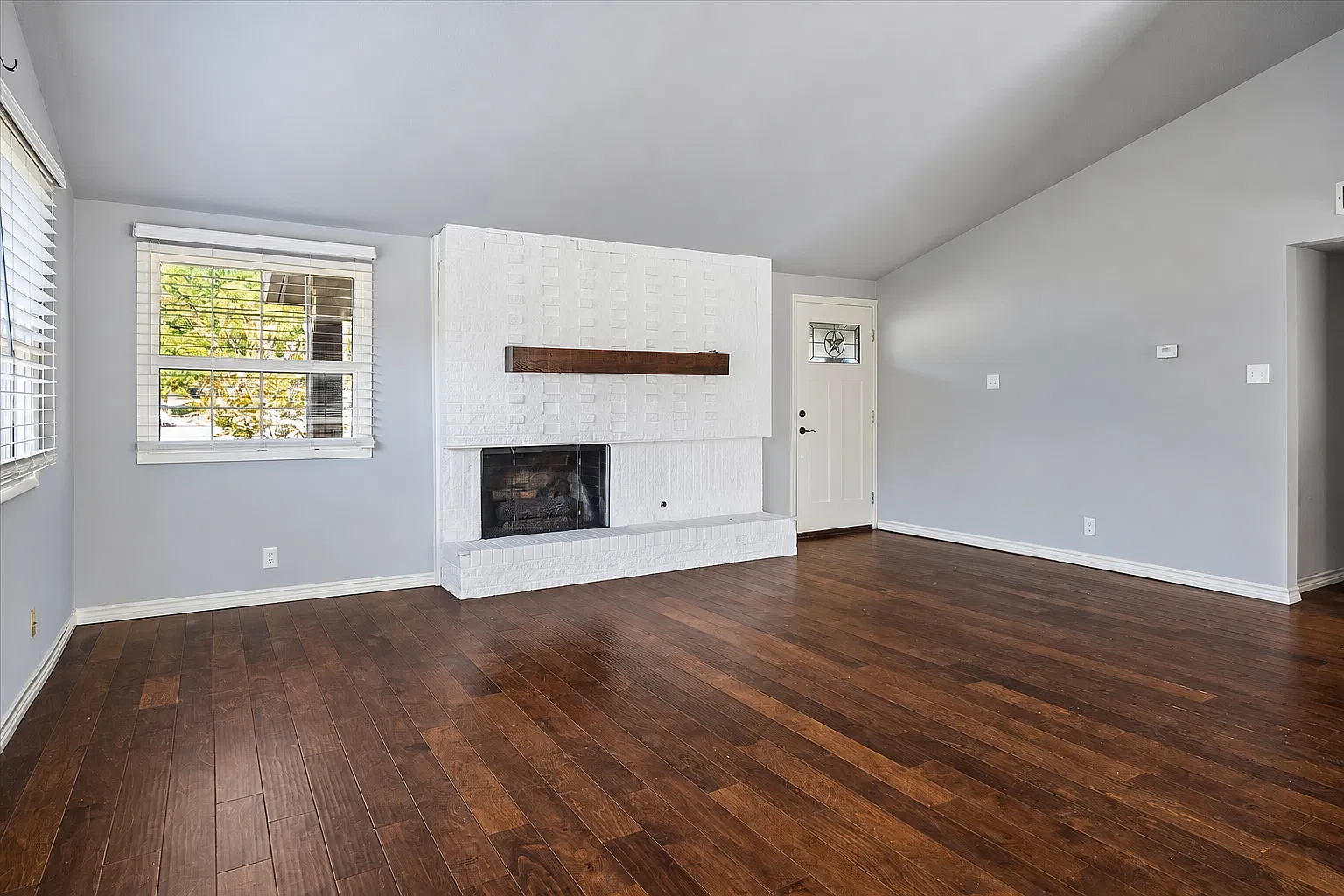4 bed, 1966 sqft, $3,150 — Photo 2