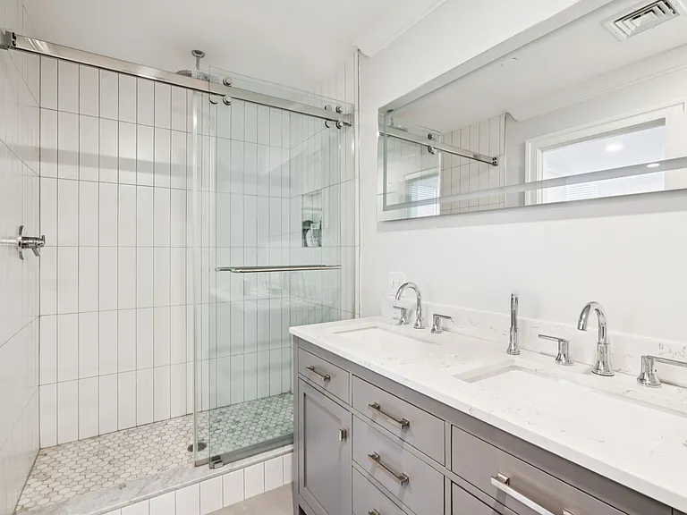 326 S 19th St #100 — Photo 12
