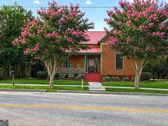 3rd image of 33 Main St