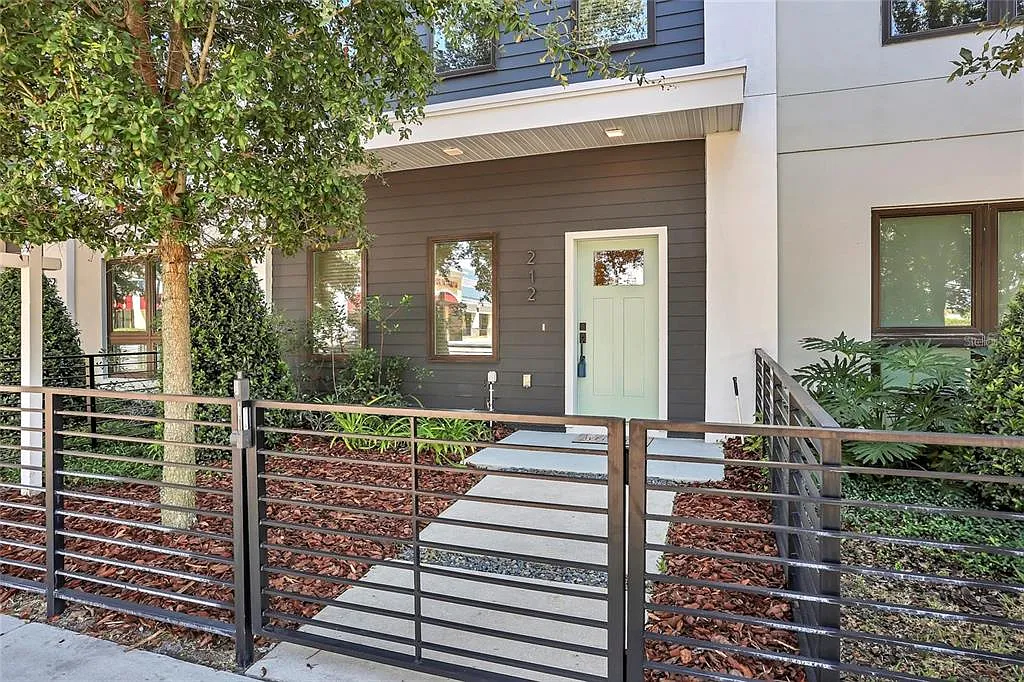 Building Photo - 212 E Pineloch Ave