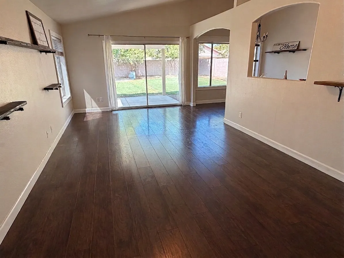 3 bed, 1334 sqft, $2,300 — Photo 2
