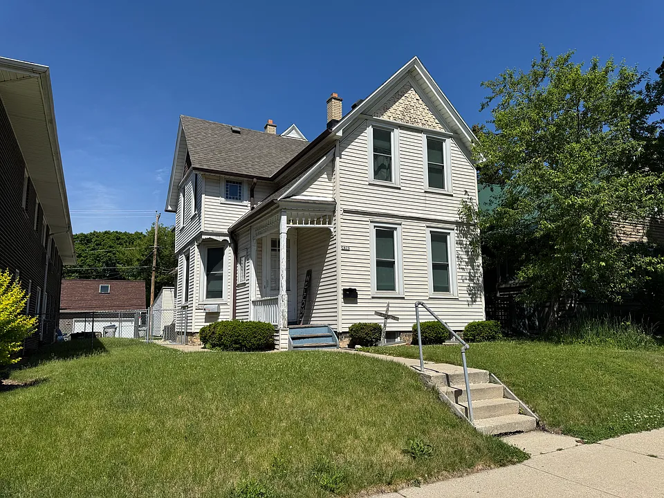 2429 N Oakland Ave #L