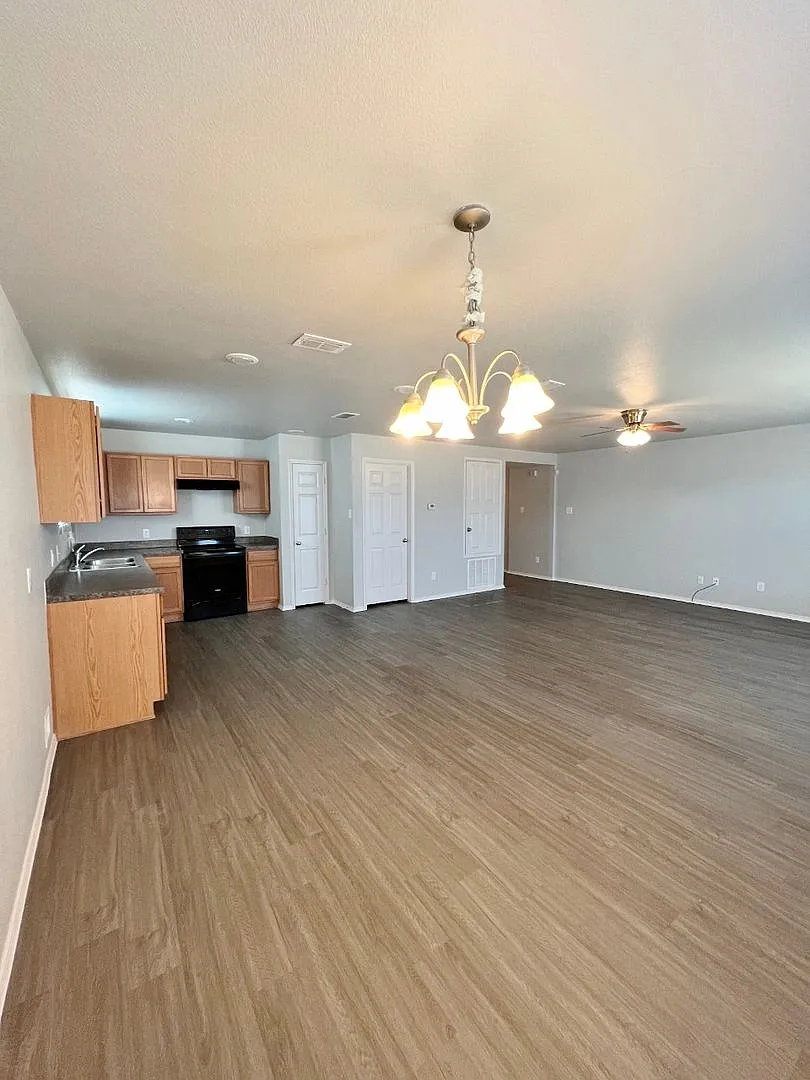 Adorable 3/2/2 in Eagle Mountain-Saginaw ISD For Rent! — Photo 3