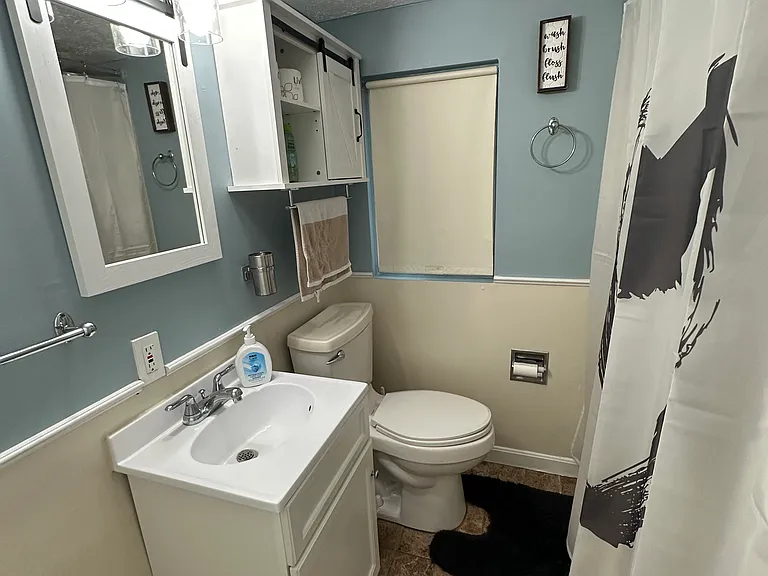1017 Sarah St — Photo 8