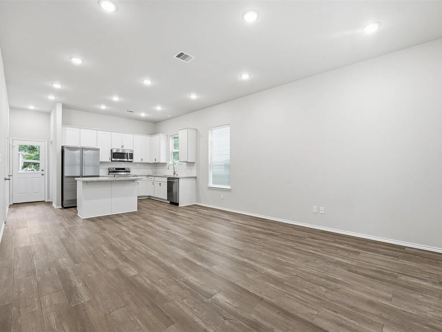 3 bed, 2.5 bath, 1355 sqft, $1,475 — Photo 4