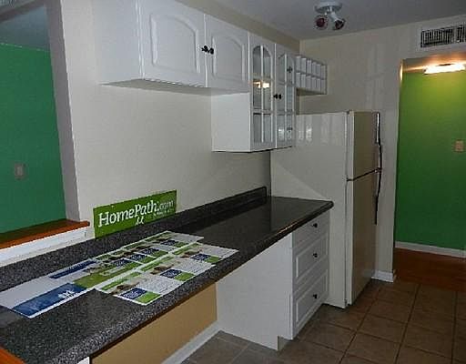 4th image of 930 S Beau Dr #203