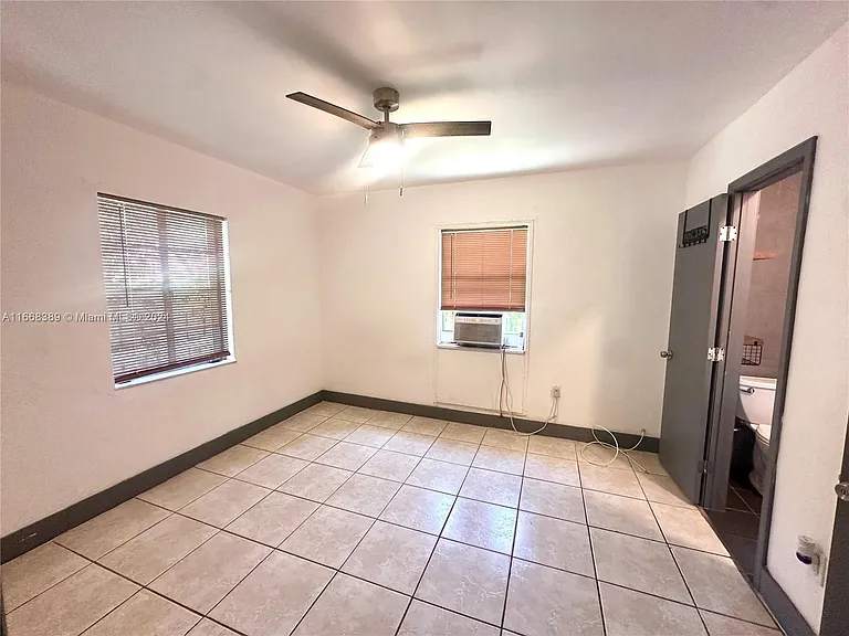 1418 SW 27th St #1 — Photo 7