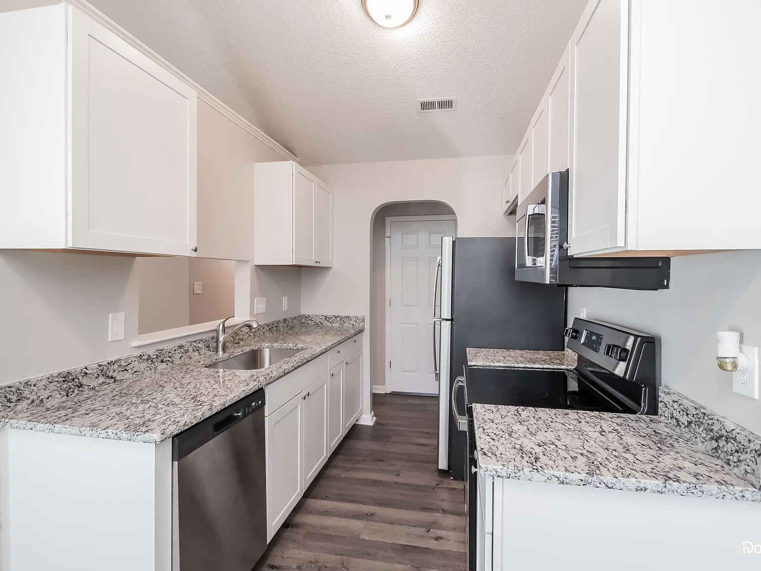 3 bed, 2.0 bath, 1054 sqft, $1,645 — Photo 2