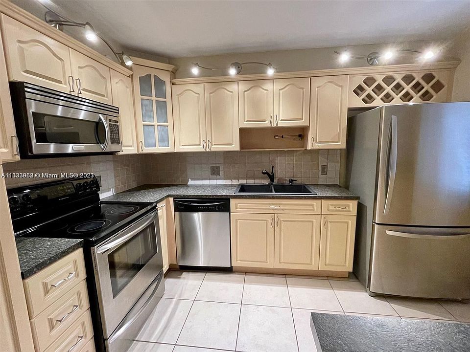 1st image of 415 Lakeview Dr APT 202
