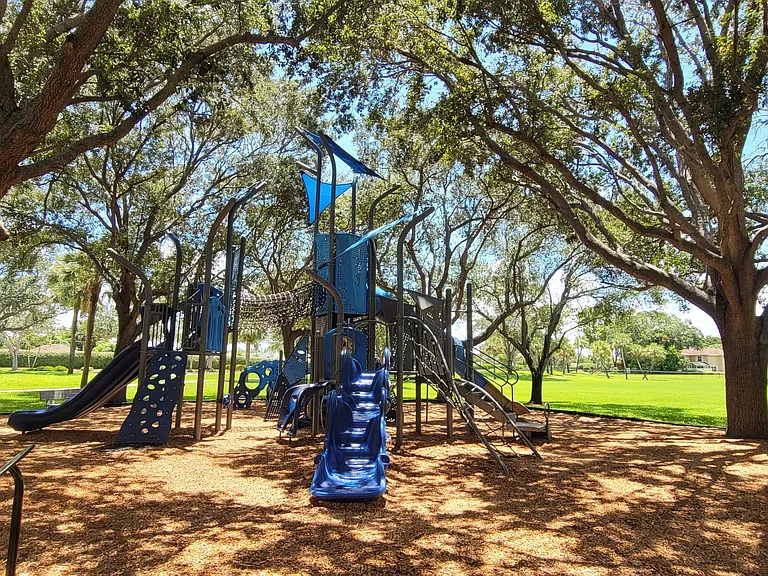 1617 Meadows Cir W — Photo 28