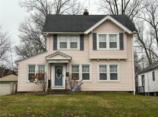 3276 E Scarborough Rd, Cleveland Heights, OH 44118