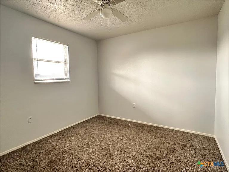 1706 N Interstate Highway 35 #11 — Photo 8