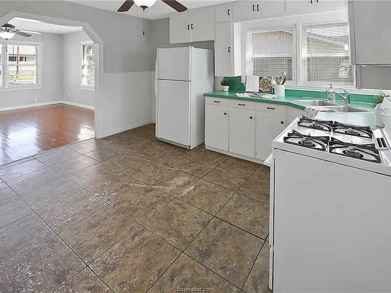 1504 Baker Ave — Photo 8
