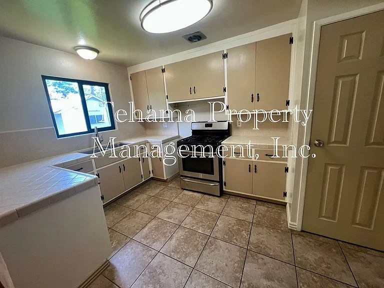 845 Lassen Ave — Photo 4