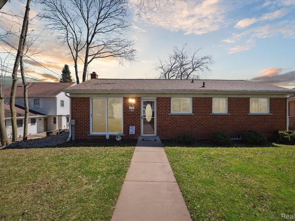 8445 Woodland Shore Dr, Brighton, MI 48114