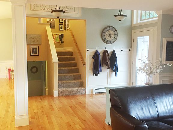 entry with 10 foot ceilings