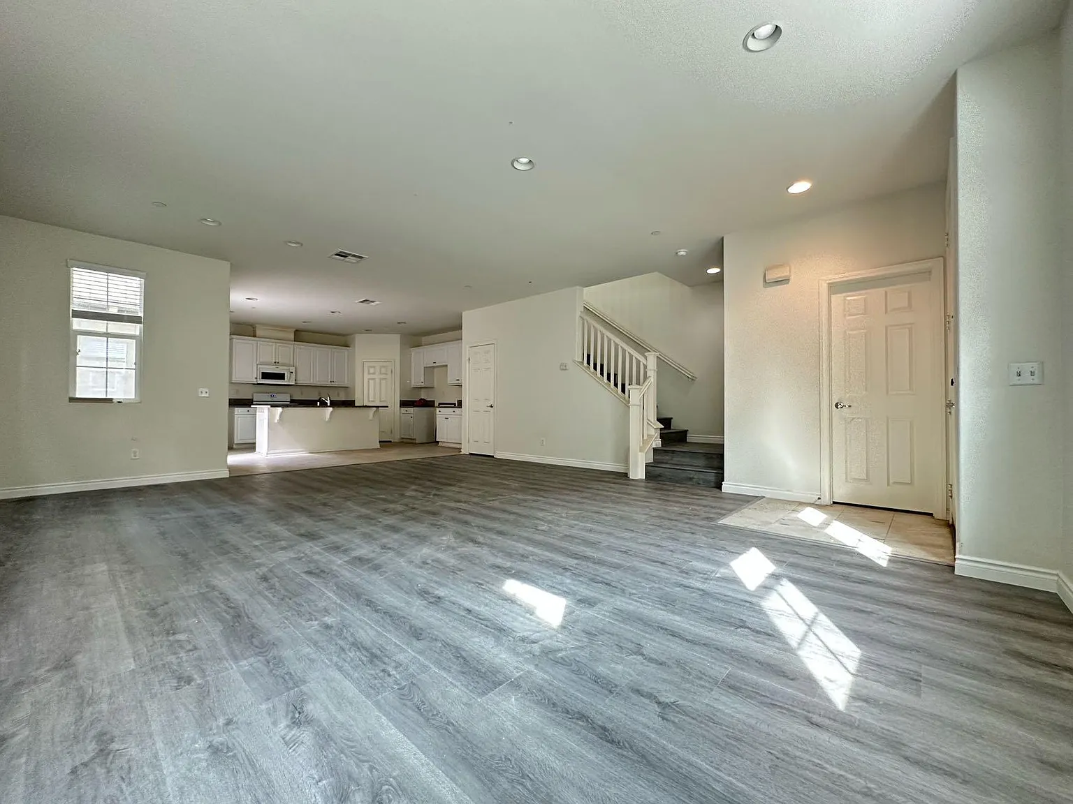 3 bed, 2.5 bath, 1993 sqft, $3,200 — Photo 2