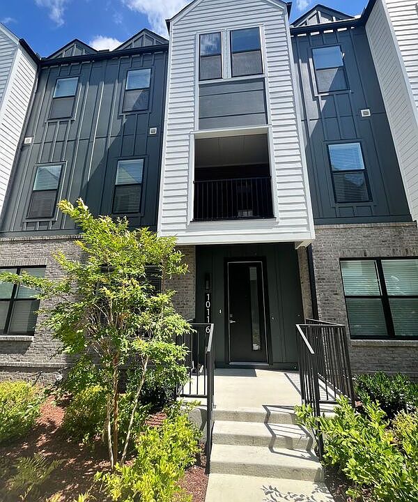 1st image of 1011 44th Ave N #6