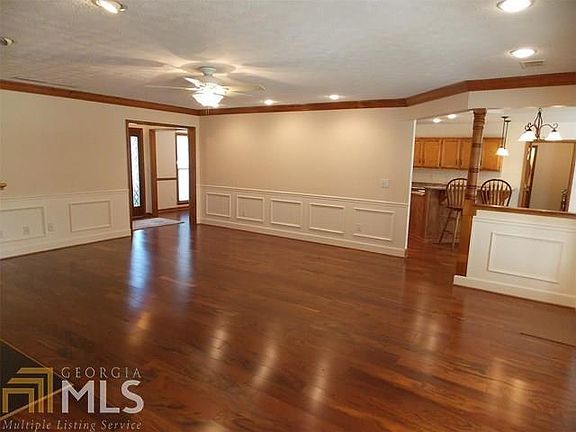 5th image of 217 Crescent Oak
