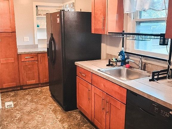 4th image of 443 Oxford Ave
