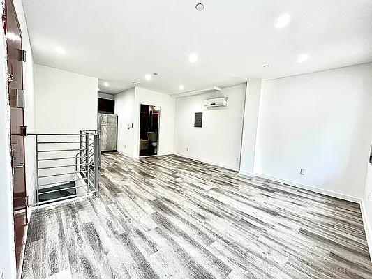 Rented by The InHouse Group | media 2
