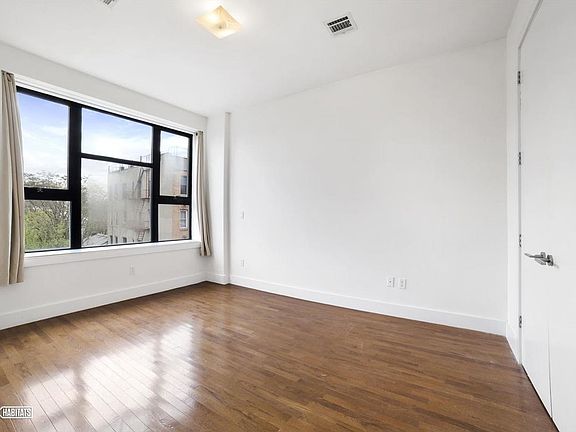 3rd image of 180 Scholes St APT 3D