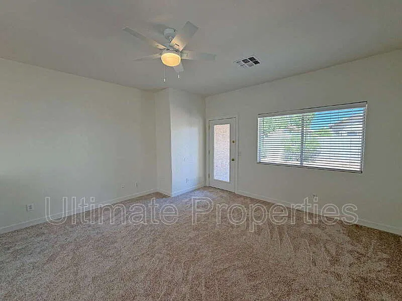 4 bed, 2.0 bath, 1669 sqft, $2,095 — Photo 4