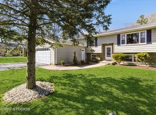 2306 Briar Ln, Lindenhurst, IL 60046