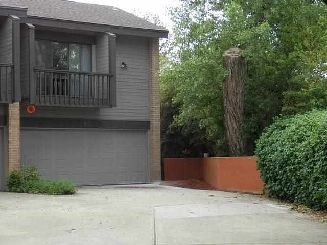 1st image of 401 NW Chimney Creek Dr