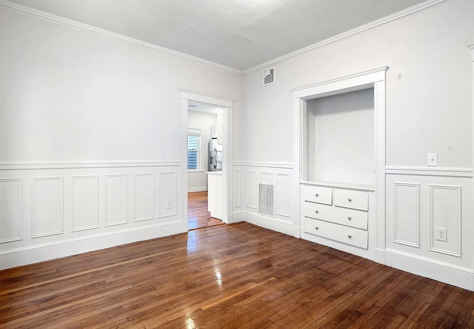 4 bed, 2.0 bath, 1400 sqft, $4,000 — Photo 3