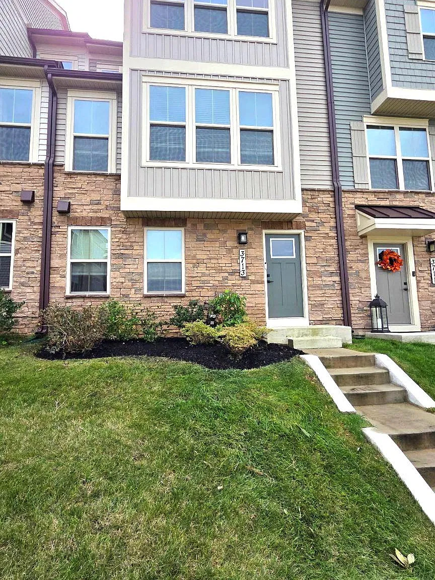 4 bed, 3.5 bath, 2442 sqft, $3,300 — Photo 4