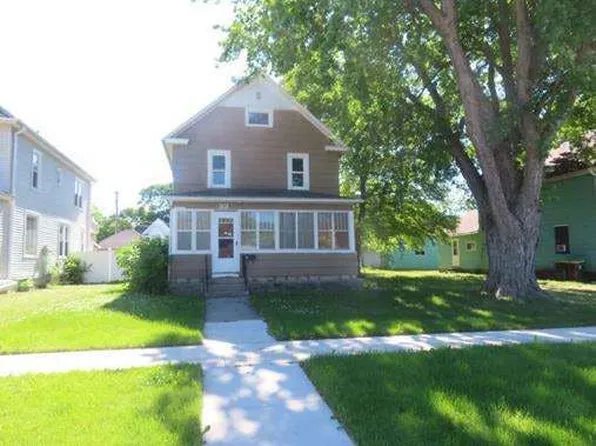 33 5th Ave SW, Wells, MN 56097