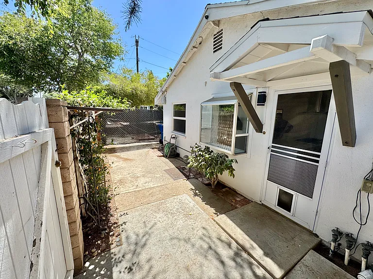 11426 Collett Ave — Photo 10
