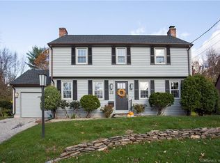 22 Gloucester Ln, West Hartford, CT 06107