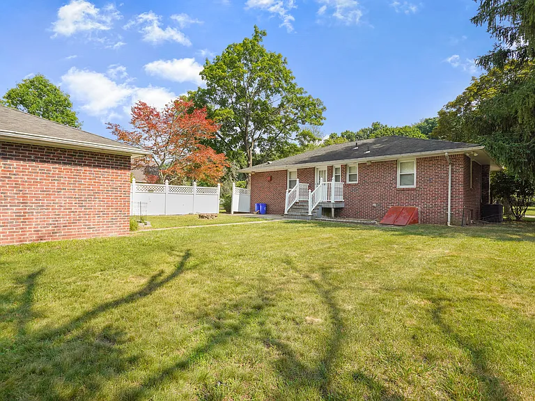 38 Carlson Ct — Photo 2
