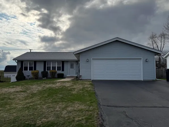 10228 Fawn Prairie Dr, Roscoe, IL 61073