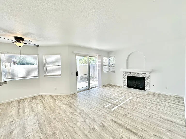 266 Royal Glen Dr — Photo 15