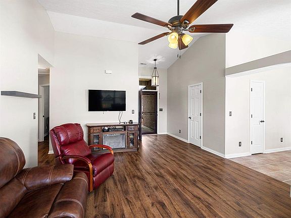 5th image of 331 Camden Cir